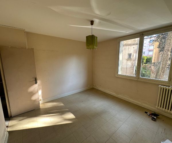 Chambre avant rénovation dans un appartement des années 70 à Valence