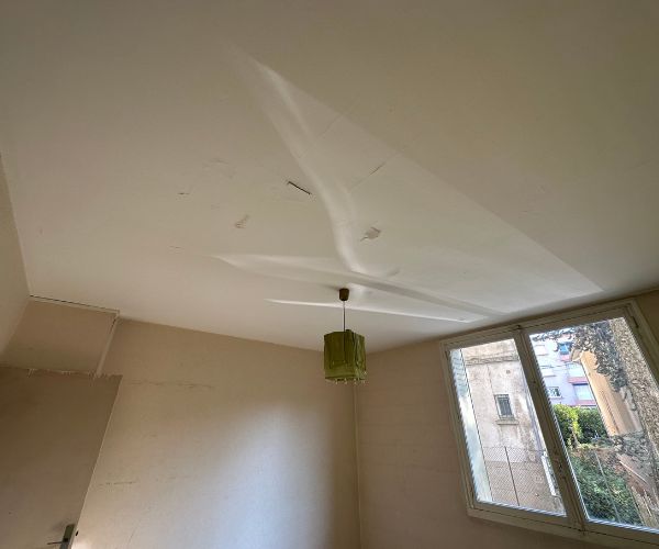 Chambre avant rénovation avec plafond abîmé à Valence