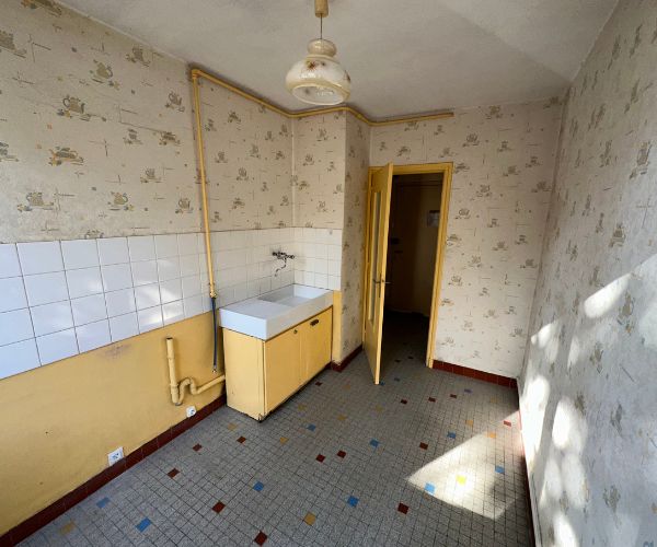 Ancienne cuisine d’un appartement des années 70 avant rénovation à Valence