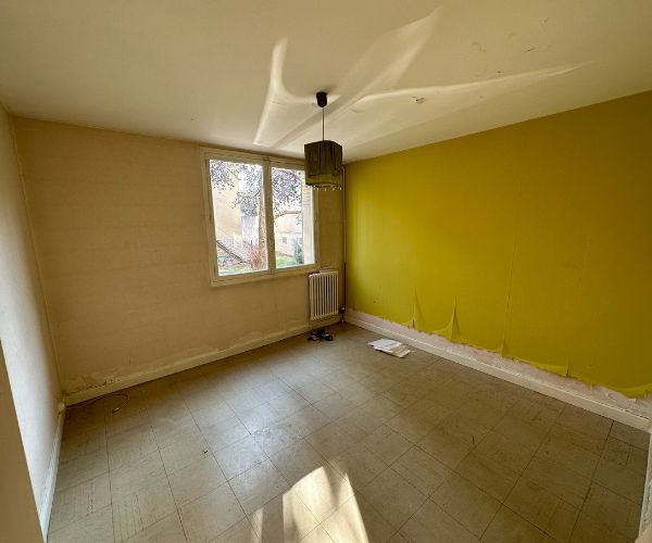 Séjour avant rénovation dans un appartement ancien à Valence