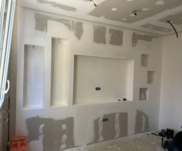 Création de niches et corniches en placo dans un séjour à Valence