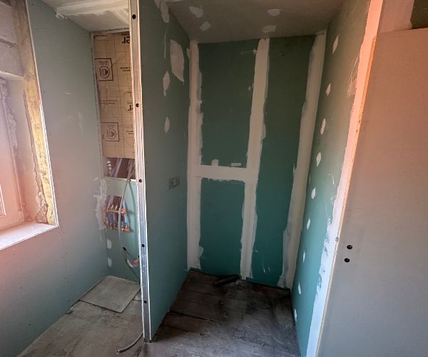 Création d’une salle de bain en placo dans un immeuble intramuros