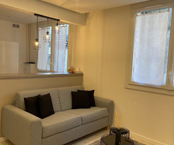 Séjour rénové dans un appartement des années 70 à Valence avec cuisine ouverte