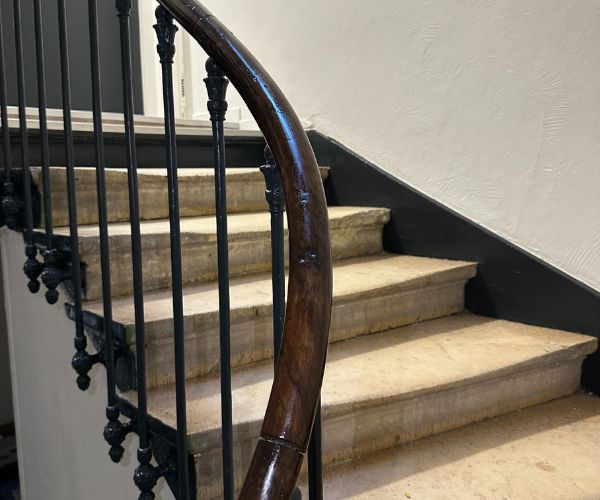 Détail de rampe d’escalier rénovée dans un immeuble ancien