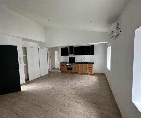 Appartement rénové avec cuisine ouverte dans un immeuble intramuros