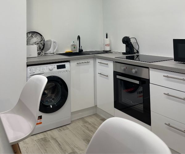 Cuisine rénovée avec électroménager intégré dans un appartement à Valence