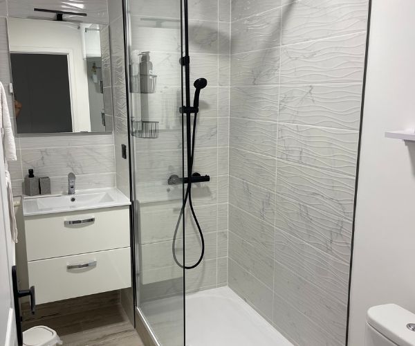 Salle de bain rénovée avec douche moderne dans un appartement à Valence