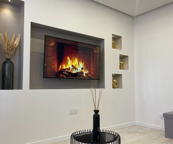 Séjour rénové avec niches décoratives et cheminée à Valence