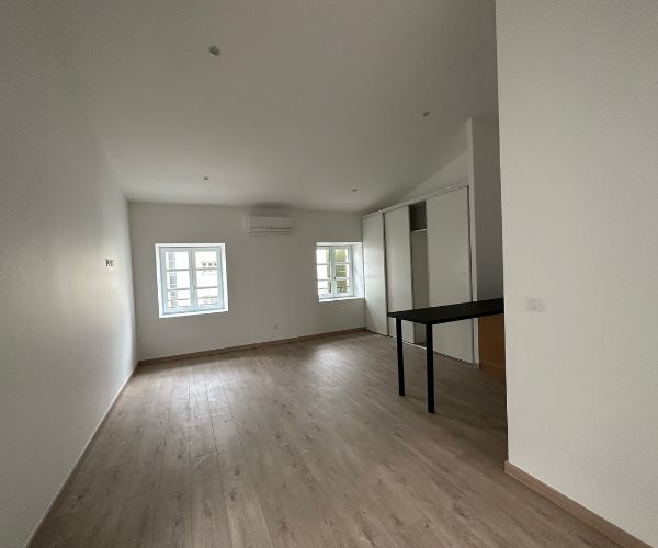 Séjour rénové dans un appartement situé en centre-ville